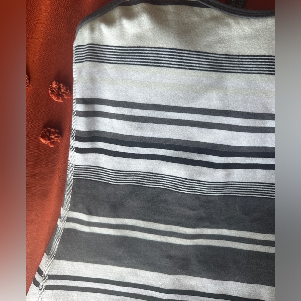 Lululemon Y tank with built in bra size small size 4 - Picture 5 of 6